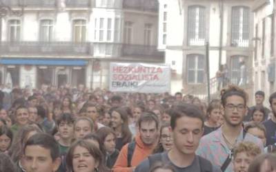 Ehunka ikasle mobilizatu dira Gasteizen, "hezkuntza sistema sozialistaren" alde