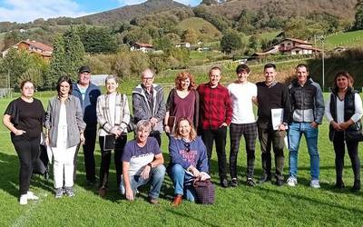 Arkiskil futbol zelaiko gabeziak eta beharrak azaldu dizkiete Leitzako eta Aurrerako ordezkariek parlamentariei