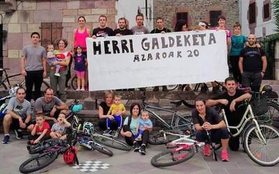 Erdizi buruzko herri galdeketan parte hartzeko lehendabiziko bizikleta martxa egin dute Iruritan