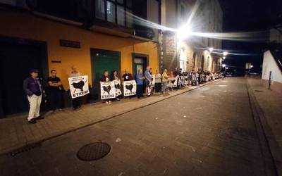 Euskal preso eta iheslarien eskubideen alde hileroko elkarretaratzea egin dute