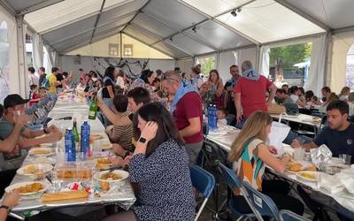 400 pertsona elkartu dira Larramendiko festetako auzo bazkarian