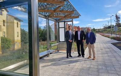 Urdulizera sartzeko bide berrian kokatutako Bizkaibusen markesina berriak aurkeztu dituzte