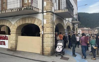 Udaletxe azpiko kanpamendua desmuntatu eta Atxondoko Udalak Arrazolan duen etxe batera joango dira Harrerako kideak