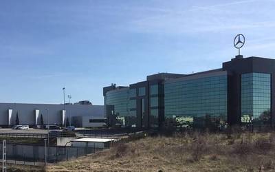 Langile bat hilda aurkitu dute Mercedesen