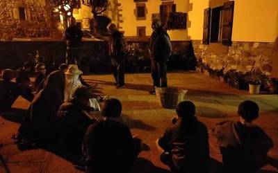 Herriko kontu zaharrak aditzen ospatu dute Anizko haurrek Gau Beltza