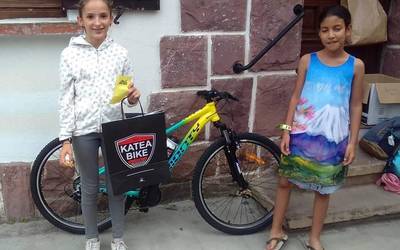 Elizondoko ferietako tonbolan lagundu dutenei eskerrak eman dizkie Saharaztan taldeak
