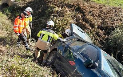 Zauritu bat Zuloaga auzoan, auto bat bidetik atera denean
