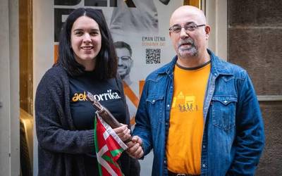 Asier Amondok Ane Elordiri pasatu dio Korrikako arduradun nagusiaren lekukoa