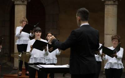 Aita Madinaren omenezko New York-eko kontzertua ekarriko dute domekan Oñatira Ganbara eta Hots abesbatzek