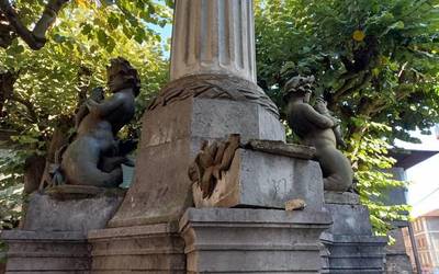 Laudioko plaza alboko iturriko burdinezko 'ume' bat apurtu dute, XIX. mendekoa