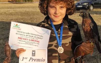 Yeray Perez arespalditzarra gailendu da Espainia Iparraldeko Nazioarteko Falkoneria Jardunaldietan