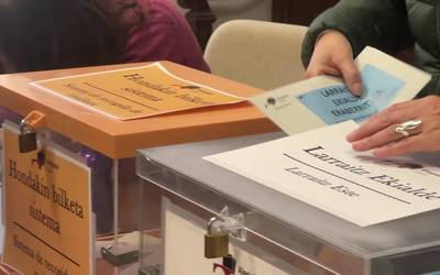 Larraitz auzoko ekialdea eraberritzearen eta hondakin bilketa sistemaren inguruko herri galdeketa egin dute
