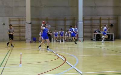 Denboraldiko bigarren porrota jaso zuten Tolosa CF Eskubaloiko neskek