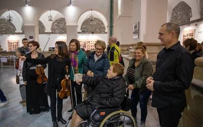 Arrasate Musikalen ibilbidea jasotzen duen argazki erakusketa inauguratu dute Kulturaten