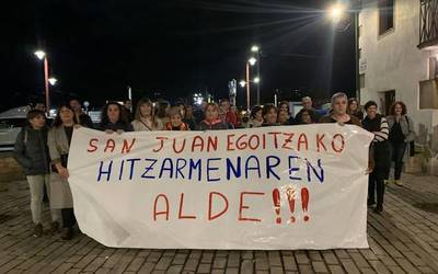 Enpresa hitzarmena eskatzeko mobilizazioak hasi dituzte San Juan Egoitzako langileek