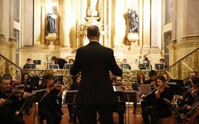 Bete egin zen Mariaren Lagundiko eliza Bergarako orkestra sinfonikoaren Santa Zezilia kontzertua entzuteko