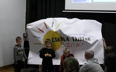 Eskola Txikien festako irudia eraberrituta