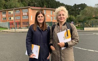 Elkarrekin Podemos-IU talde parlamentarioko bi kide Zaragueta Eskolan izan dira gaur