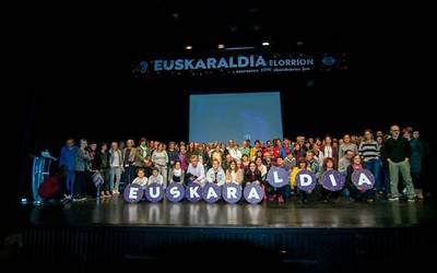 Euskaraldiari hasiera emateko txapa jartzeko ekitaldia egingo dute gaur Elorrioko plazan