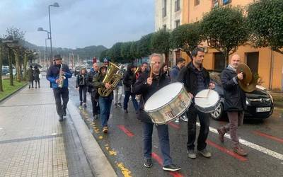 Musikak aurre egin dio euriari