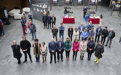 Euskarazko testu juridikoen erakusketa zabaldu dute foru parlamentuan