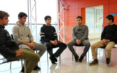 Ikasketak eta kirola uztartzeko zailtasunez aritu ziren Goierri Campuseko Mekanikako Ingeniaritza graduko bost ikasle