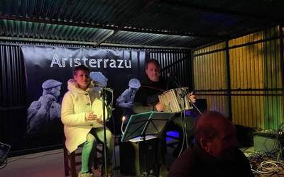 Hotzari dantzan egin diote aurre Aristerrazun