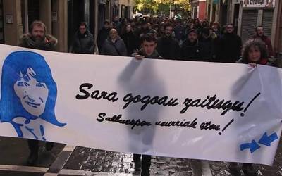 Sara Fernandez gogoratu eta presoen sakabanaketa salatu dute ehunka iruindarrek