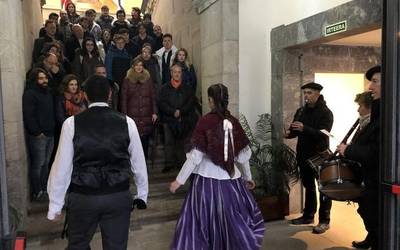 Nazioarteko akordeoilariei harrera egin diete udaletxean