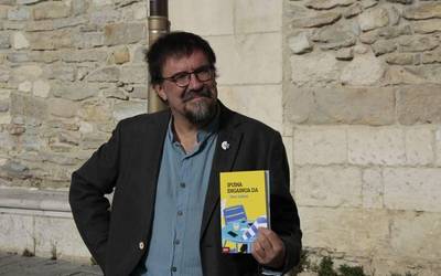 "Instagram literatura baterantz goazela iruditzen zait"