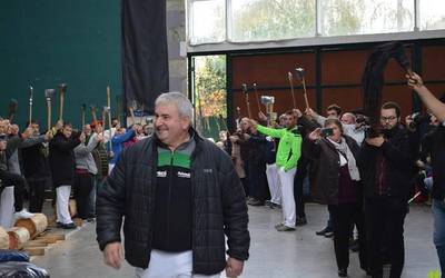 Donato Larretxeari omenaldi hunkigarria egin diote Arantzan