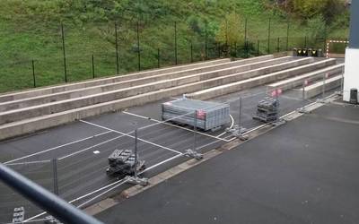 Azkoitia BHIko jolastokia, erdi itxita