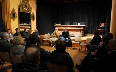 Hitzaro Euskara Elkarteak antolatuta, “Sua eta ura belaunetik behera” mintzatertulia egin zuten Barrenan