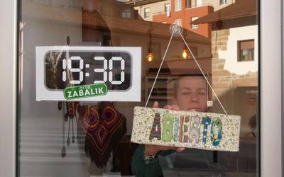 Lazkaon hamar saltokiek aurreratuko dute itxiera ordua otsailean kontziliazioaren alde