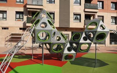 Beasaingo Trenbideko parkea berritzeko obrak amaitu dituzte eta gaitasun inklusiboa eman diote