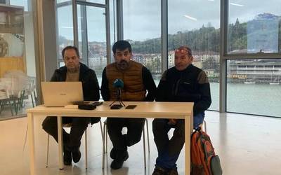 Angula arrantzatzeko debekuari irtenbidea emateko borondatea eskatu diote Jaurlaritzari angulazaleek
