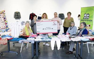 Joste Solidarioaren tailerrean egindako haurrentzako arropen erakusketa eta salmenta, Romo Kultur Etxean
