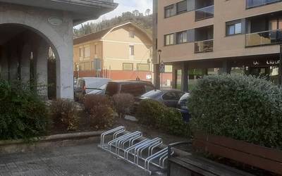 Bizikletentzako aparkaleku berri bat jarri dute Zaldibarren
