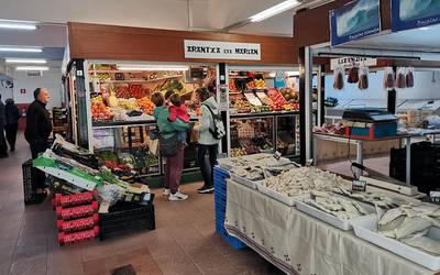 Martxan da dendetan euskara gehiago erabiltzeko 'Eskatu euskaraz, eskaini euskaraz' kanpaina