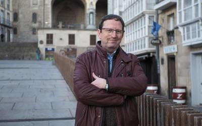 "Inspirazioa etorri ezean, aulkitik altxa eta listo; ez dut presiorik"