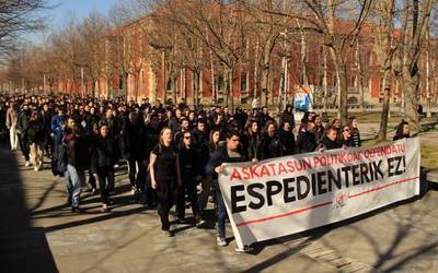 EHUko 34 ikasleri irekitako espedientea atzera botatzea exijitu dute