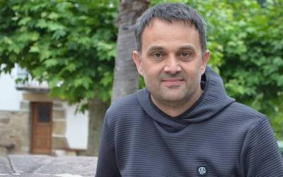«Gero eta baserri gutxiago ditugu eta hori denondako galera haundia da»