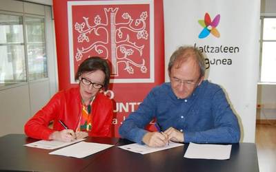 Euskararen aldeko sinergiak sortzeko hitzarmena berritu dute Eusko Ikaskuntzak eta Topaguneak