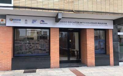 Urduñak Dolores Madaria eta Landata auzoetako bulegoak zabaldu ditu auzokideei hiri-berroneratze integralerako proiektuen eta horiei lotutako dirulagu