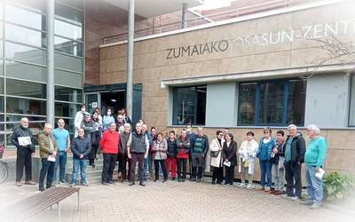 Osasungintza publikoaren aldeko elkarretaratzea egin dute anbulatorio aurrean