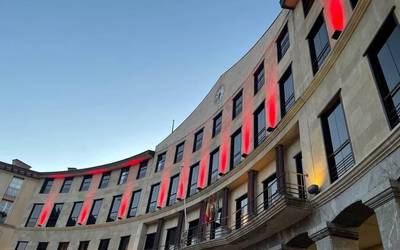 Laudioko Udaletxeak gorriz argituko du bere fatxada, sortzetiko kardiopatiengatik