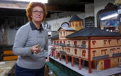 Mari Jose Iparragirrerekin solasean, Orioko kofradia zaharraren kartoizko erreplikari buruz