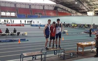 Anoetako Belodromoan izan dira Laudio Atletismo Taldeko gazteak asteburuan