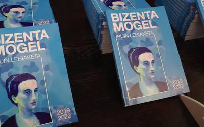 Bizenta Mogel ipuin lehiaketako sariak banatu zituzten atzo