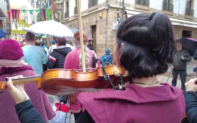 Erdi Aroko Azokaren desfileak Zarauzko kaleak alaitu ditu